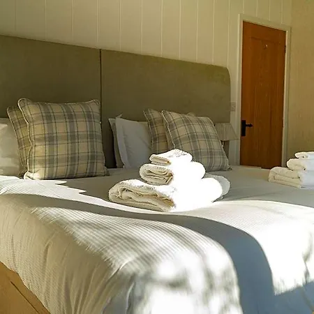 Hollicarrs - Waters Edge Hotel 5*
