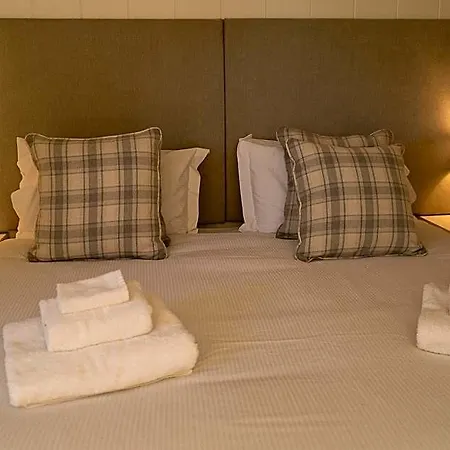 Hollicarrs - Waters Edge Hotel